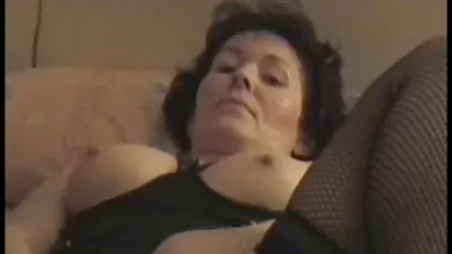 Mädchen im deutsche gratis hd pornos weißen Rollkragenpullover saugt und fickt