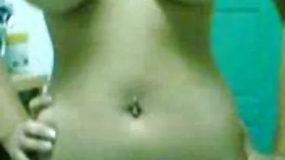 Riesige große Brüste Mädchen posiert in schwarzen free hd german porn bikini Ihre monster Titten